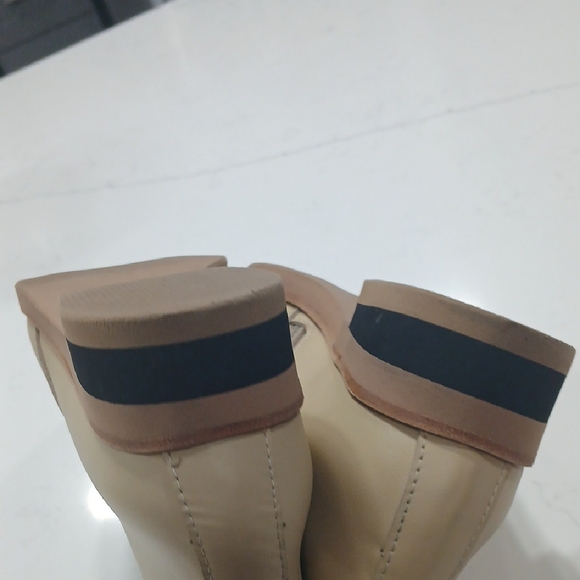 Elegant Tan Ankle Booties for Women Leather Sz7.5 Gentle Used Soft And Light - Picture 4 of 7